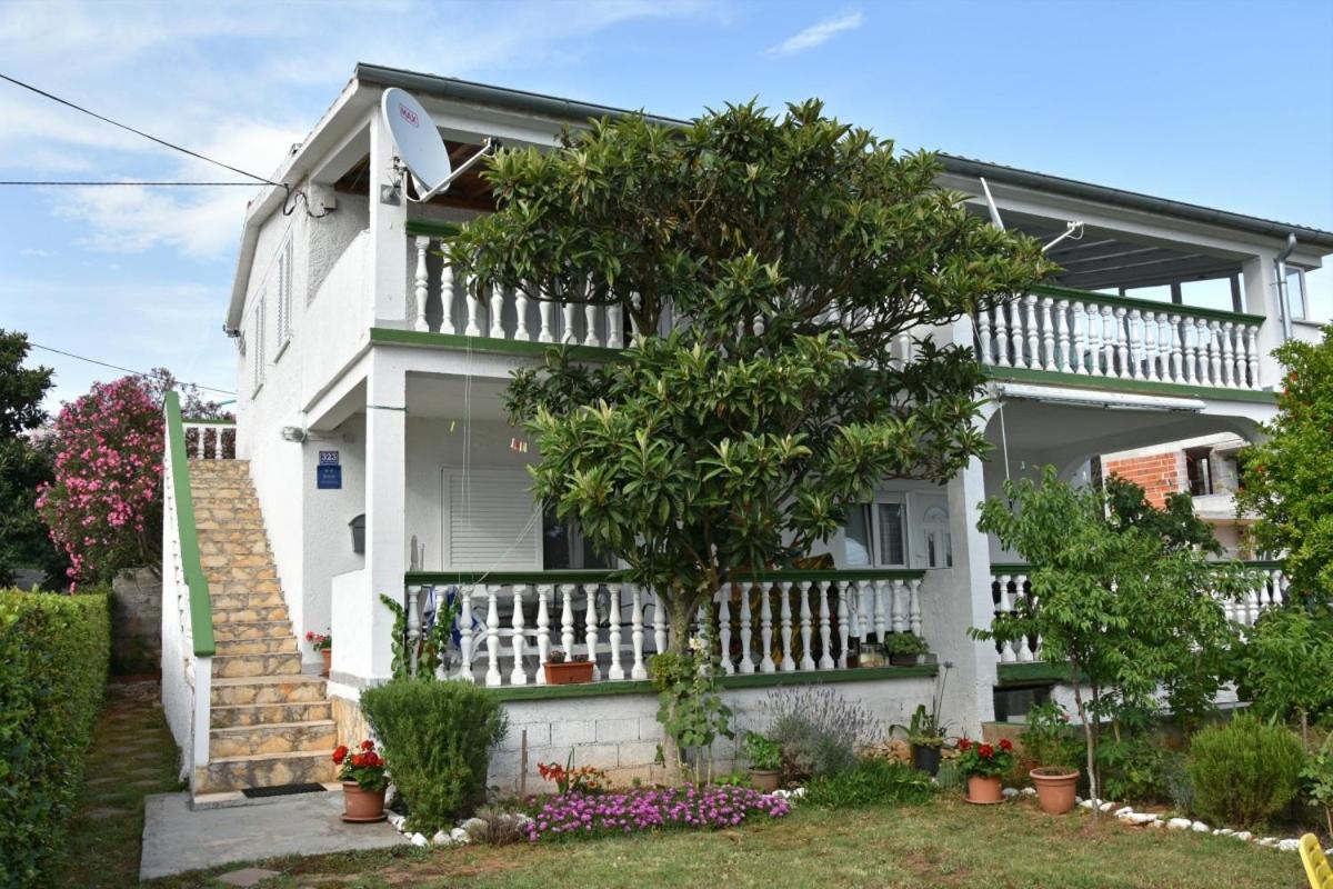Apartman Zora Sukosan Luaran gambar
